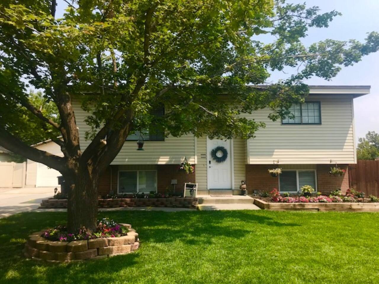 Front lawn and exterior of Fly Away Home in West Jordan